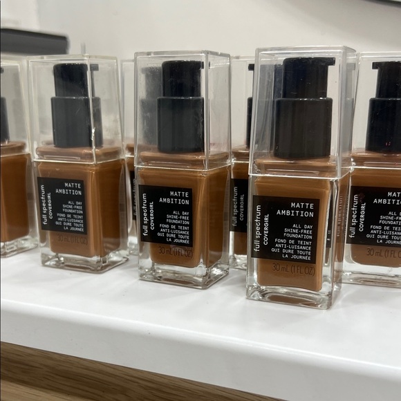 COVERGIRL Other - 8 X Matte Ambition Foundation